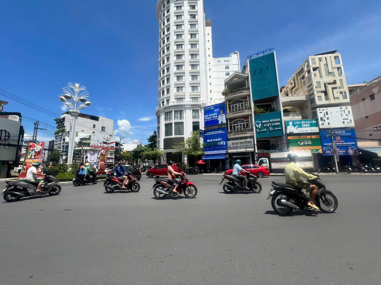 Bán Nhà Phố Mặt Tiền Vòng Xoay Quang Trung – Yersin, Nha Trang, Giá 21,5 Tỷ