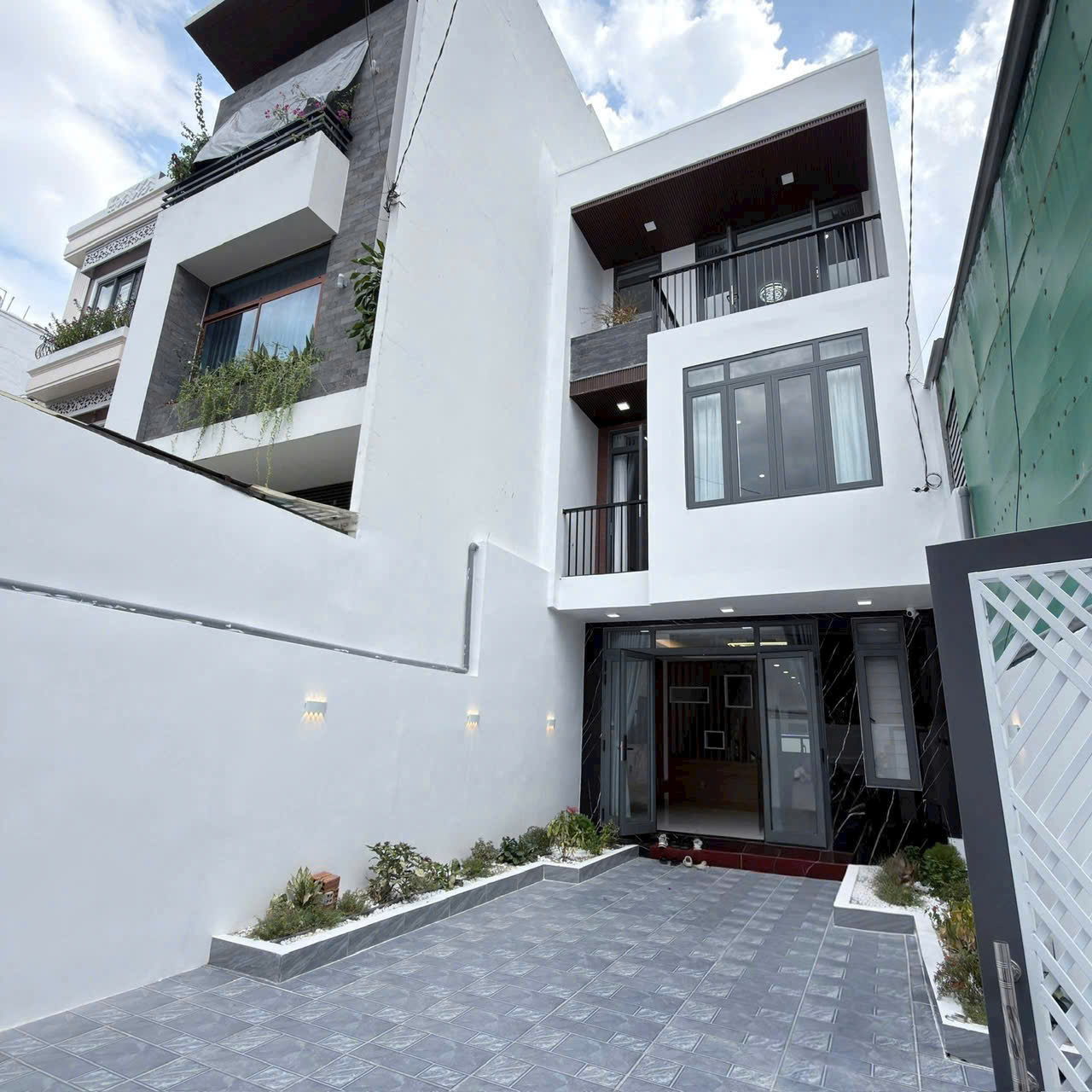 HOUSE FOR RENT IN NHA TRANG CENTER | NEAR THE BEACH