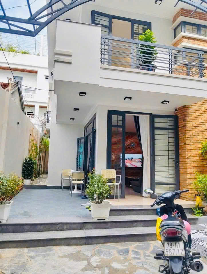 HOUSE WITH 3-STORY SPACIOUS FOR RENT NEAR THE BEACH IN VINH HAI NORTH NHA TRANG