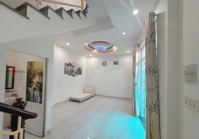 SPACIOUS HOUSE 3-STORY FOR RENT NEAR DAM MARKET CENTRAL NHA TRANG