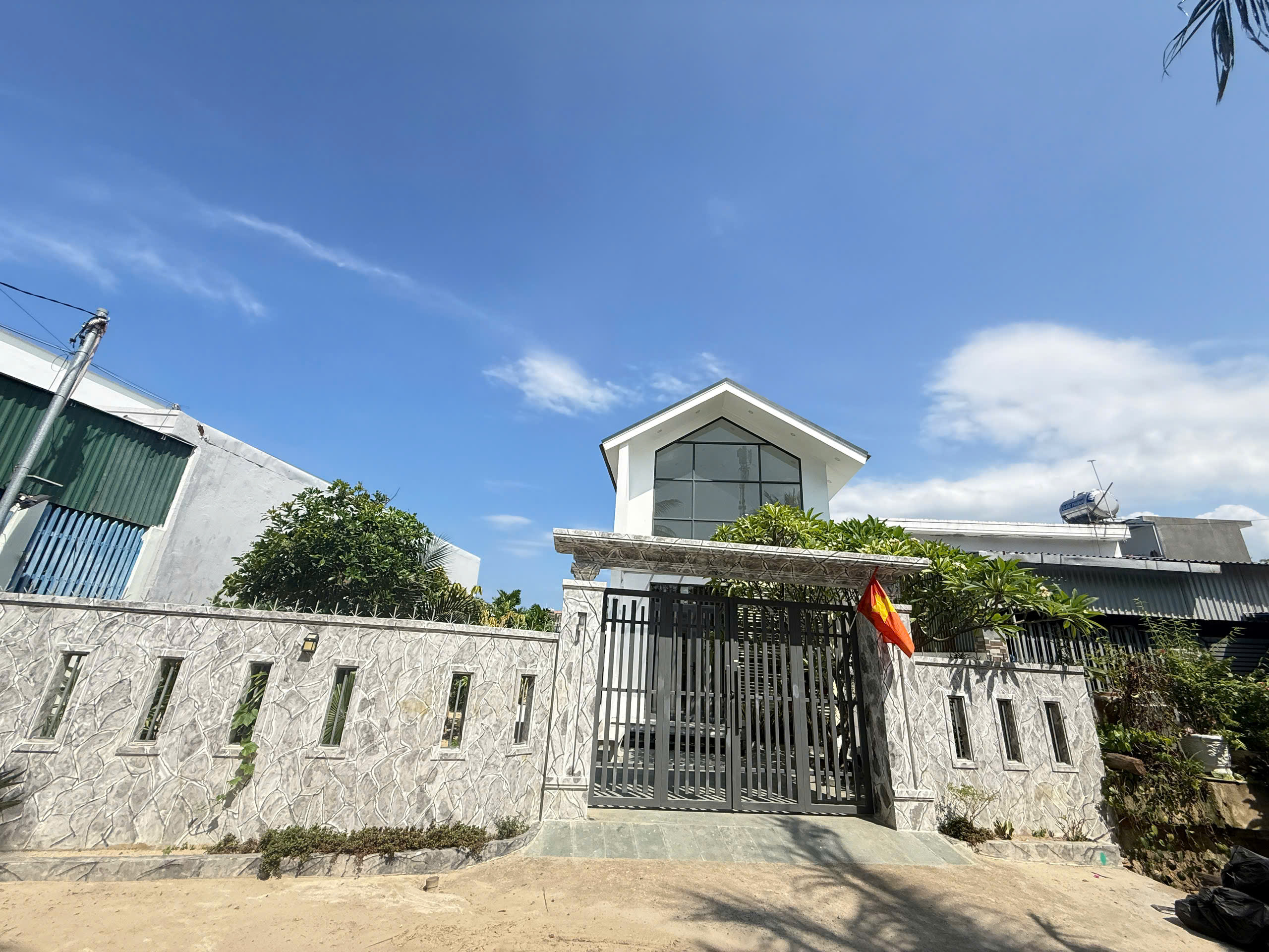 BEAUTIFUL MINI VILLA WITH GARDEN FOR RENT NEAR NHA TRANG CITY CENTER