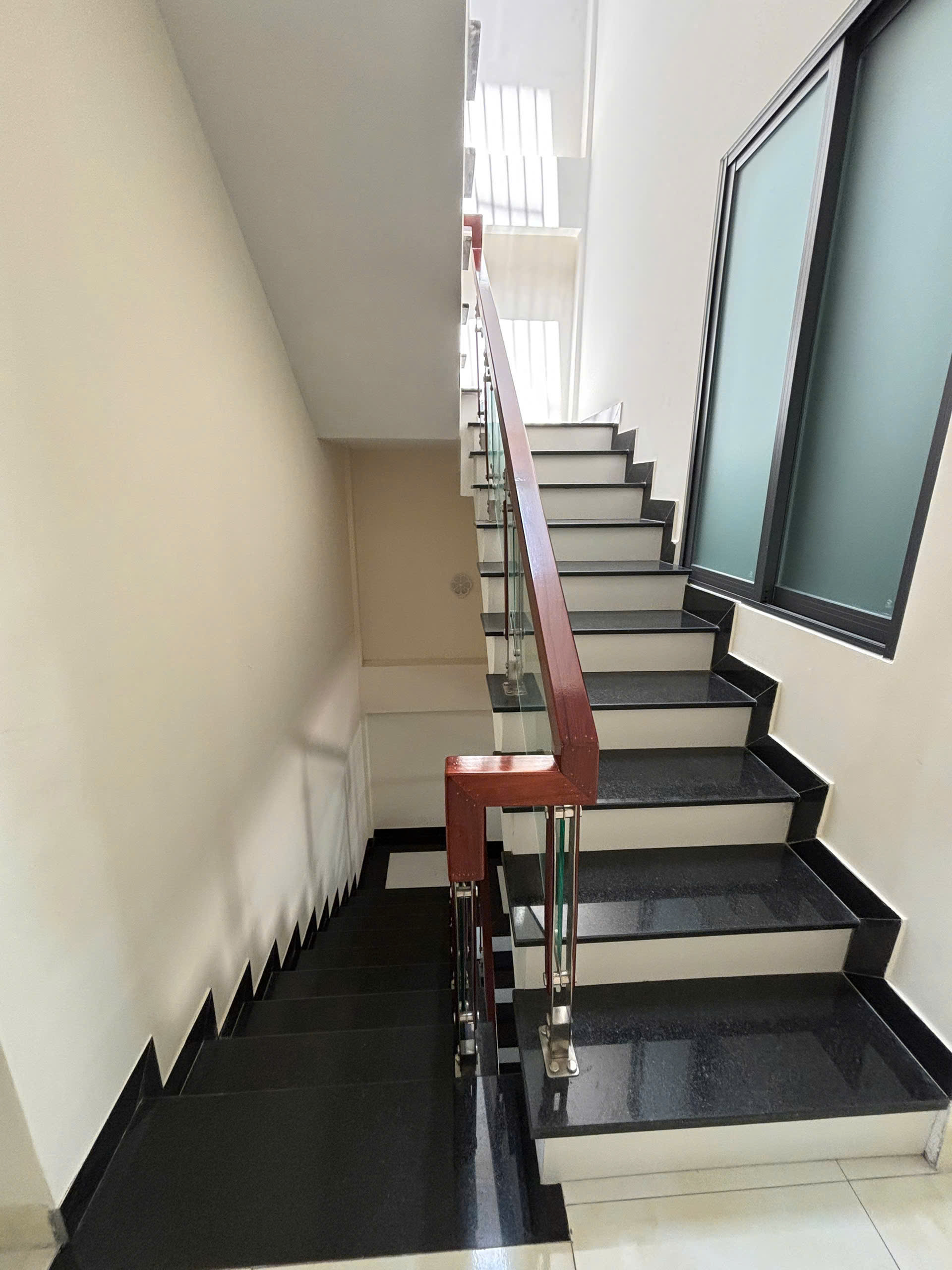 MORDEN 2-STORY HOUSE WITH ROOFTOP TERRACE FOR RENT IN NORTH NHA TRANG